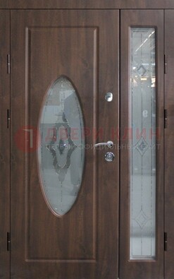 Коричневая двухстворчатая железная дверь с МДФ и витражом ВЖ-33 в Красногорске